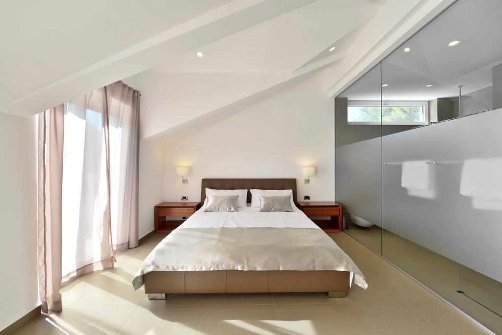 Chiponsky One - 5 Star Beachfront Property Bol Exterior foto