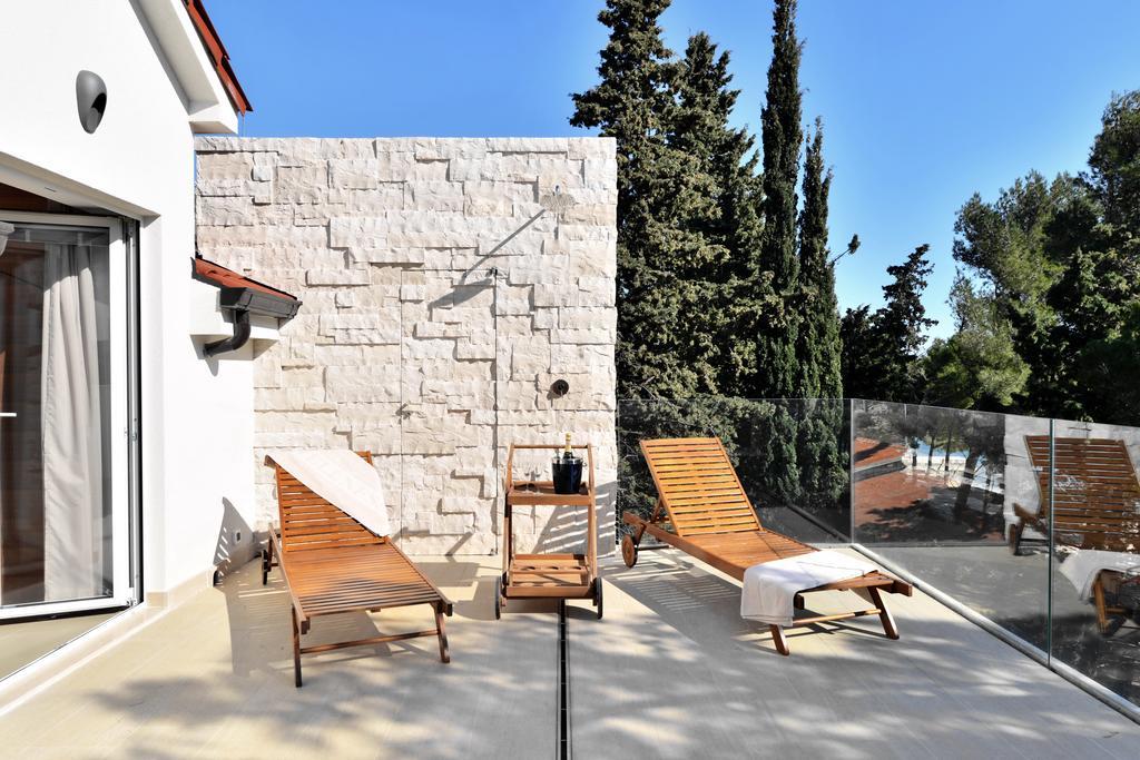 Chiponsky One - 5 Star Beachfront Property Bol Exterior foto